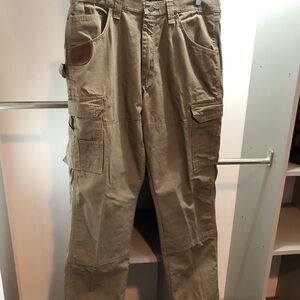 Wrangler Men's Olive Coloured RIPSTOP Cargo Pants.